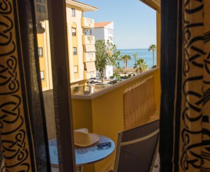 Foto del balcón con comedor exterior y vistas al mar de este apartamento.