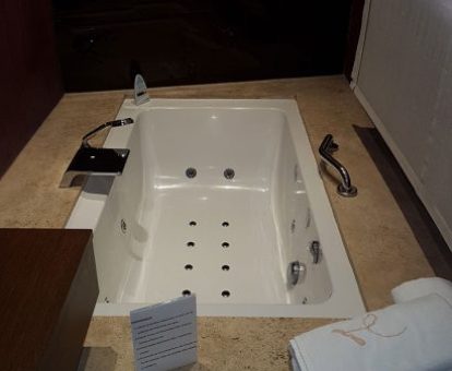 Jacuzzi privado en el baño de la suite de este precioso hotel.