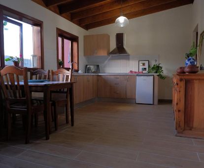 Interior de uno de los acogedores apartamentos con vistas a las montañas de este complejo rural.