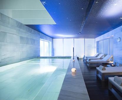 Foto del spa del hotel con piscina de hidroterapia.