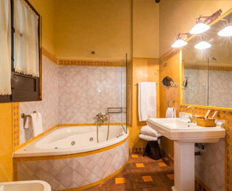 Foto del baño con bañera de hidromasaje del hotel Palacio de Mariana Pineda de Granada