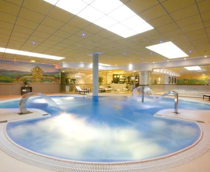 Foto de las instalaciones del spa con piscina de hidroterapia.