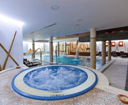 Foto de las piscinas cubiertas disponibles todo el año del spa del hotel.