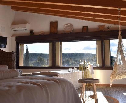 Maravillosa suite deluxe con bañera de hidromasaje privada junto a la cama y vistas a los alrededores.