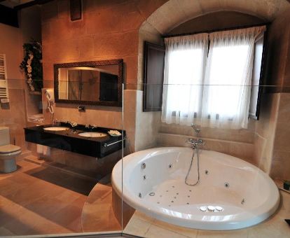 Baño con bañera de hidromasaje privada de la suite del hotel.