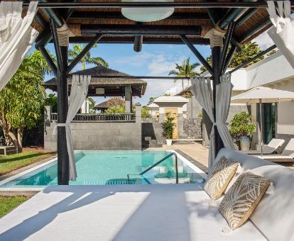 Zona exterior con mobiliario y piscina privada de la Villa Redlevel de este elegante hotel para parejas.