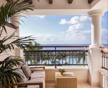 Foto de la terraza con vistas al mar de la habitación Deluxe del hotel.