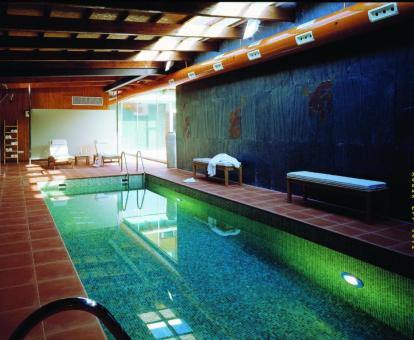 Foto de la piscina cubierta disponible todo el año del alojamiento.