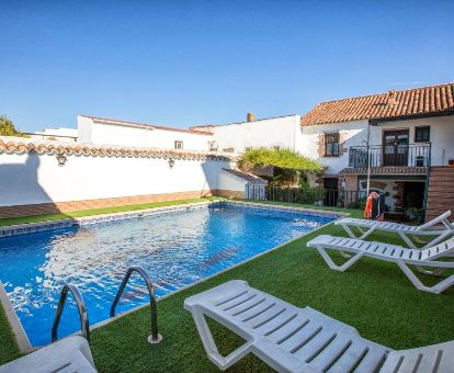 Agradable espacio exterior con piscina y solarium de este hermoso hotel.