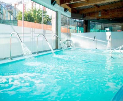 Foto de la piscina cubierta con elementos de hidroterapia disponible todo el año del spa del hotel.