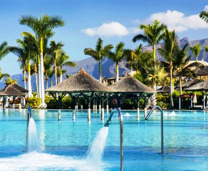 Foto de una de las grandes piscinas al aire libre disponibles todo el año de este hotel.