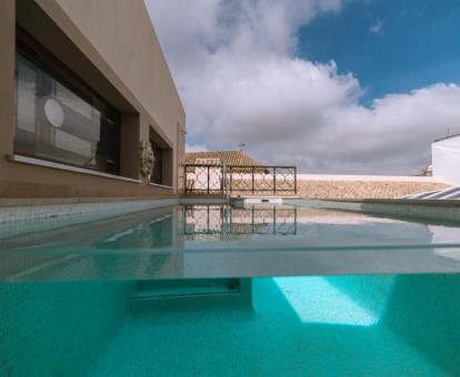 Foto de la piscina al aire libre disponible todo el año de este hotel.