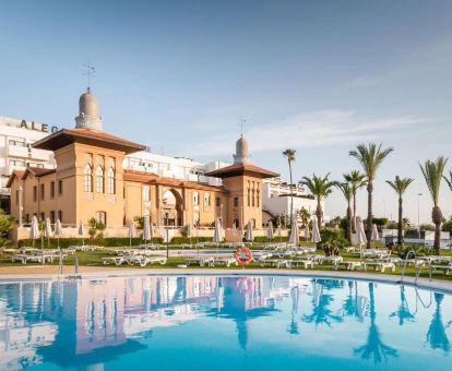 Exteriores con piscina y solarium de este hermoso hotel solo para adultos en un palacio.