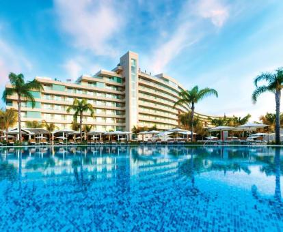 Foto de la amplia piscina al aire libre de este hotel todo incluido.