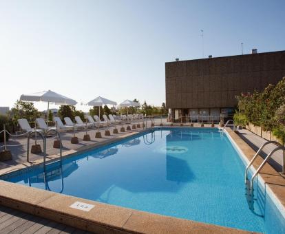 Foto de la amplia piscina al aire libre del hotel.