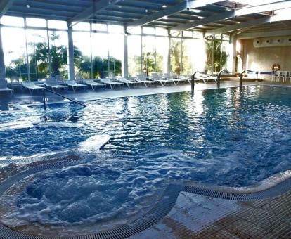 Foto de la piscina interior disponible todo el año de este hotel.