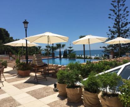 Foto de las instalaciones de este hotel con vistas al mar.