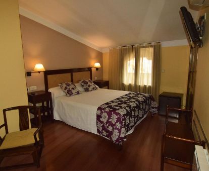 Una de las acogedoras habitaciones de estilo tradicional del hotel.