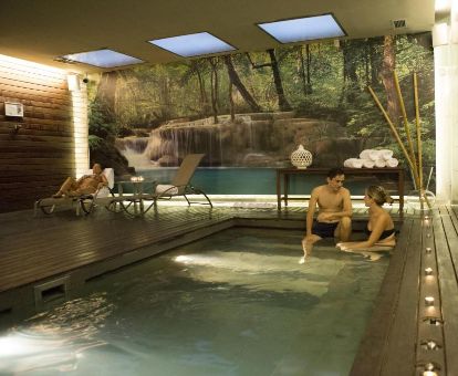 Pareja disfrutando de las instalaciones del centro de bienestar de este acogedor hotel romántico.