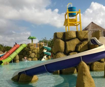 Foto de la piscina con toboganes de agua del hotel.