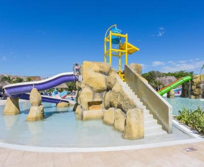 Foto de la piscina con toboganes de agua del hotel.