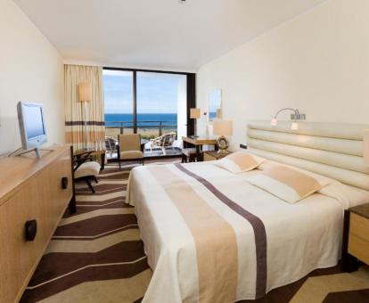 Foto de una de las modernas habitaciones del hotel con terraza privada y vistas al mar.
