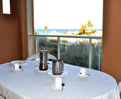 Foto de las instalaciones de este hotel con vistas al mar.