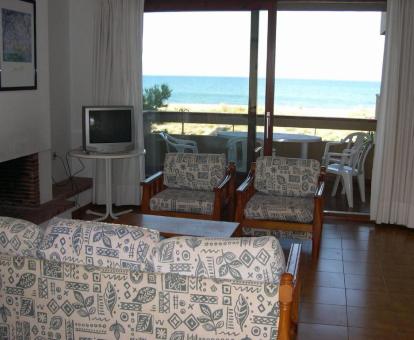 Foto de las instalaciones de este hotel con vistas al mar.