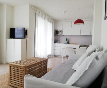 Foto del interior de este coqueto apartamento con terraza y vistas laterales al mar.