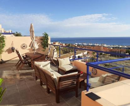 Foto de las instalaciones de este hotel con vistas al mar.