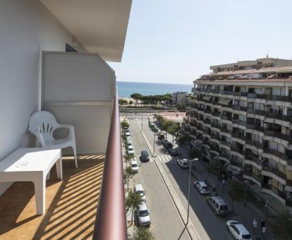 Foto de las instalaciones de este hotel con vistas al mar.