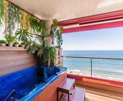 Foto de la terraza privada con jacuzzi y vistas al mar de este apartamento.