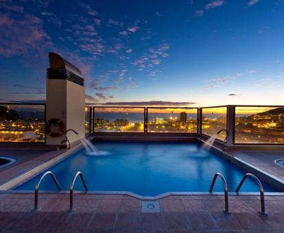 Foto de la terraza en la azotea con piscina y vistas al mar de este hotel.