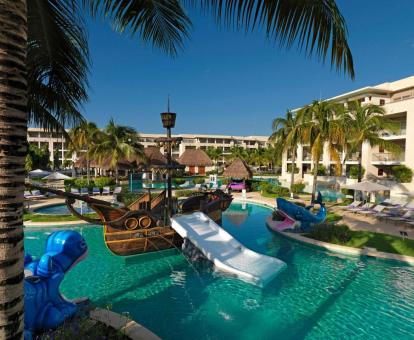 Foto de la piscina con toboganes de agua del hotel.