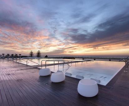 Foto de la piscina al aire libre con vistas al mar del parador.