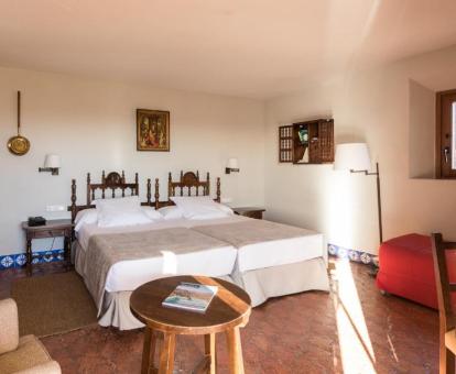 Foto de una de las bonitas habitaciones de estilo tradicional de este parador con preciosas vistas.