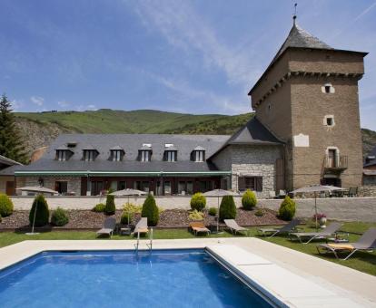 Foto de este bonito parador en plena naturaleza con piscina al aire libre.
