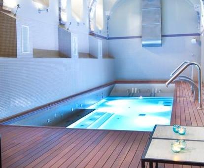 Foto del spa con zona de relajación y piscina de hidroterapia.