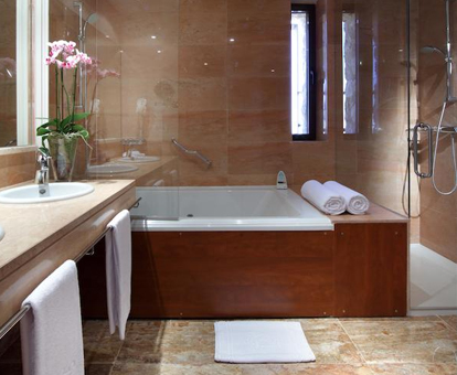 Foto del baño con bañera de hidromasaje que se encuentra en una de las habitaciones del hotel Parador de Lorca