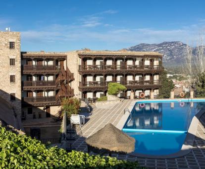 Foto de la piscina al aire libre de este bonito parador histórico.