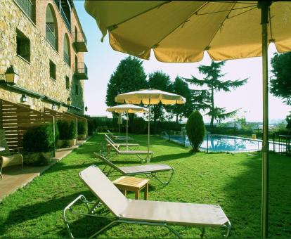 Foto de la zona exterior con piscina al aire libre del parador.