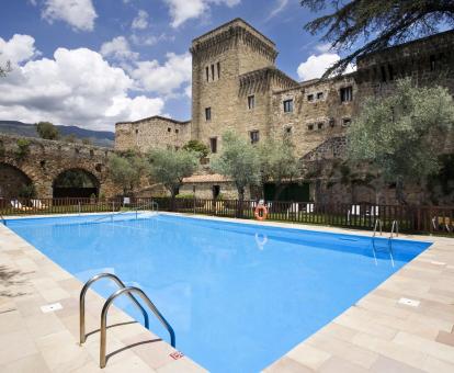 Foto de la piscina al aire libre con solarium de este parador.