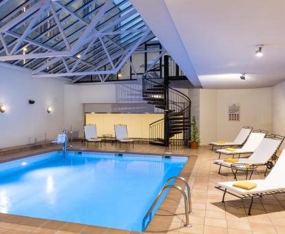 Foto de la piscina interior de este bonito parador de turismo.