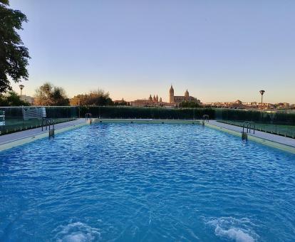 Foto de la piscina al aire libre de este parador con preciosas vistas a la ciudad.