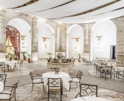 Foto de los interiores de este elegante parador con piscina al aire libre.