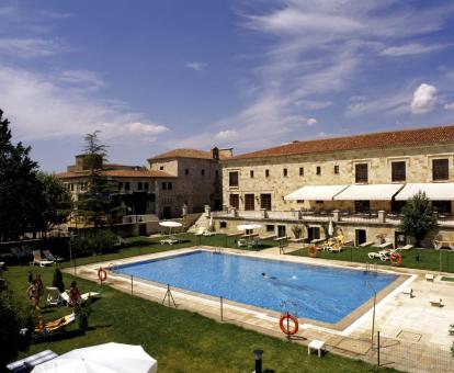 Foto de este parador con amplia zona exterior y piscina al aire libre.