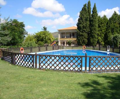 Foto de la piscina al aire libre de este parador con vistas a la naturaleza.