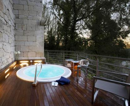 Foto de la bañera de hidromasajes al aire libre con vistas a la naturaleza del spa del parador.