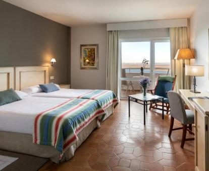Foto de una de las habitaciones con vistas al mar del parador.