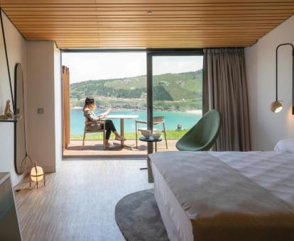 Foto de una de las habitaciones con vistas al mar del parador.